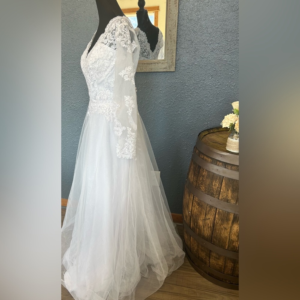 Elegant Lace Long Sleeve White Wedding Dress